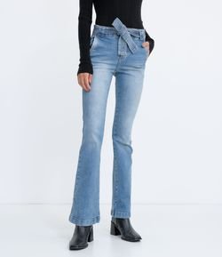Calça Jeans Boot Cut Lisa com Bolsos e Cinto Faixa