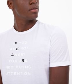 Camiseta Slim com Estampa Relevo Lettering Fear