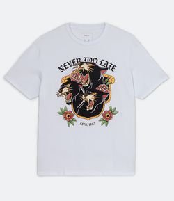 Camiseta Manga Curta Estampa Lettering e Tatuagem Pumas
