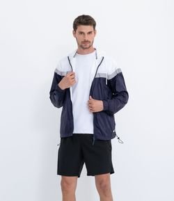 Jaqueta Esportiva em Poliamida com Capuz Recortes em Blocos de Cor