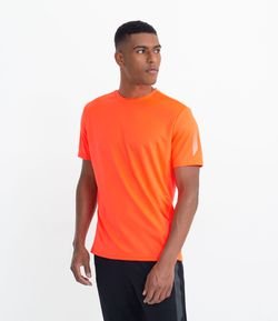Camiseta Esportiva com Detalhes Refletivos e Manga Curta