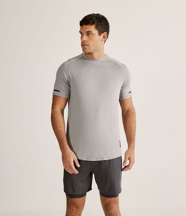 Camiseta Esportiva com Detalhes Contrastantes e Manga Curta