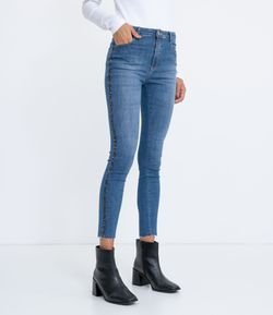 Calça Skinny Jeans com Tira Brilhante na Lateral