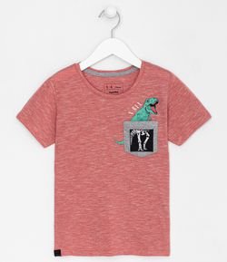 Camiseta Infantil Estampa Localizada Dino no Bolsinho - Tam 5 a 14 anos 