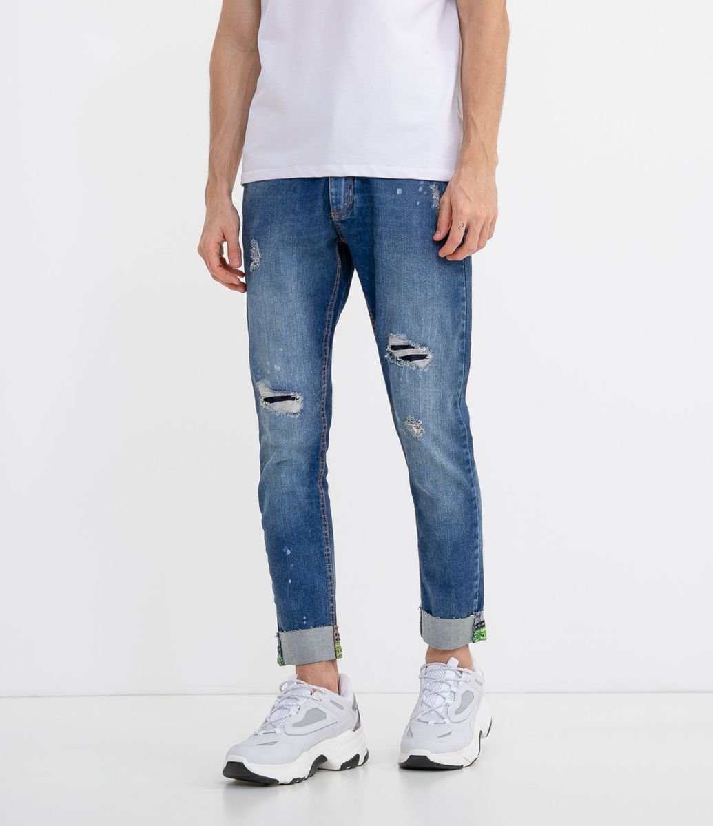 calça jeans dobrada masculina