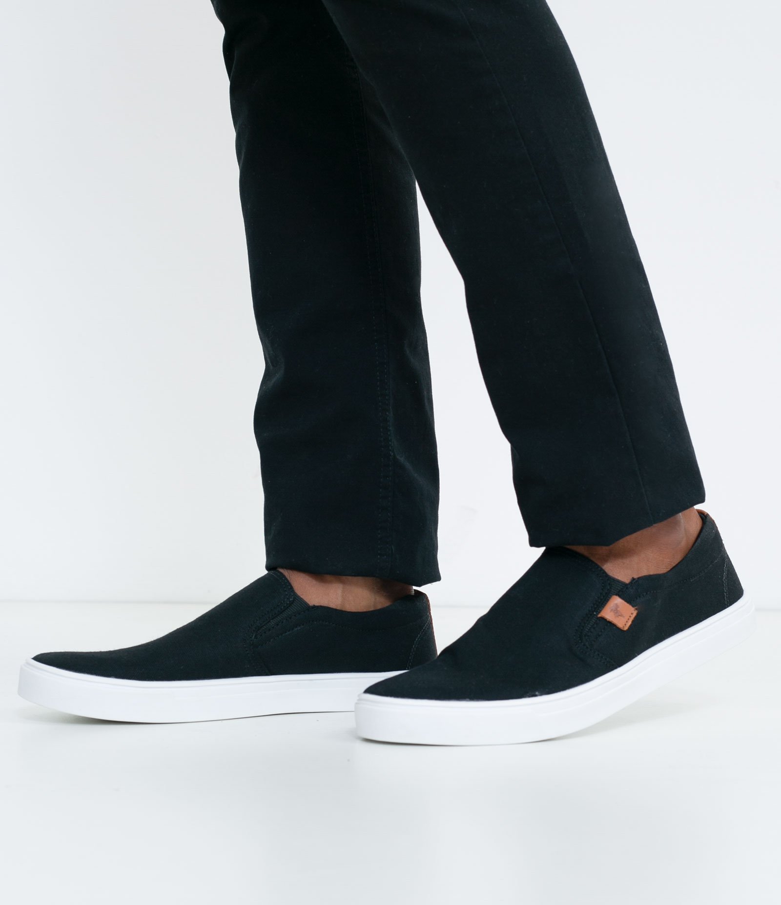 Tênis Slip On com Recortes e Etiqueta Aplicada Preto 5