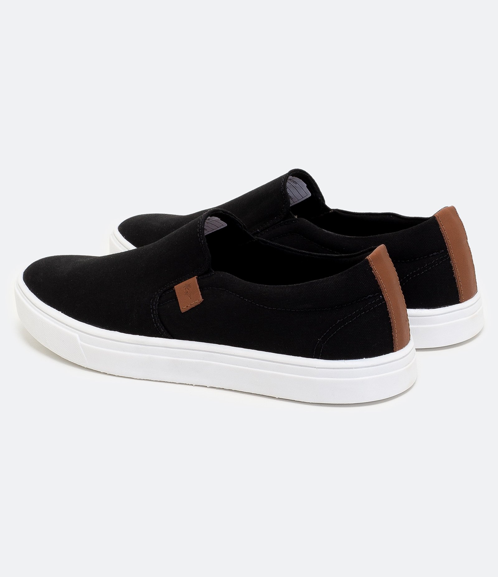 Tênis Slip On com Recortes e Etiqueta Aplicada Preto 3