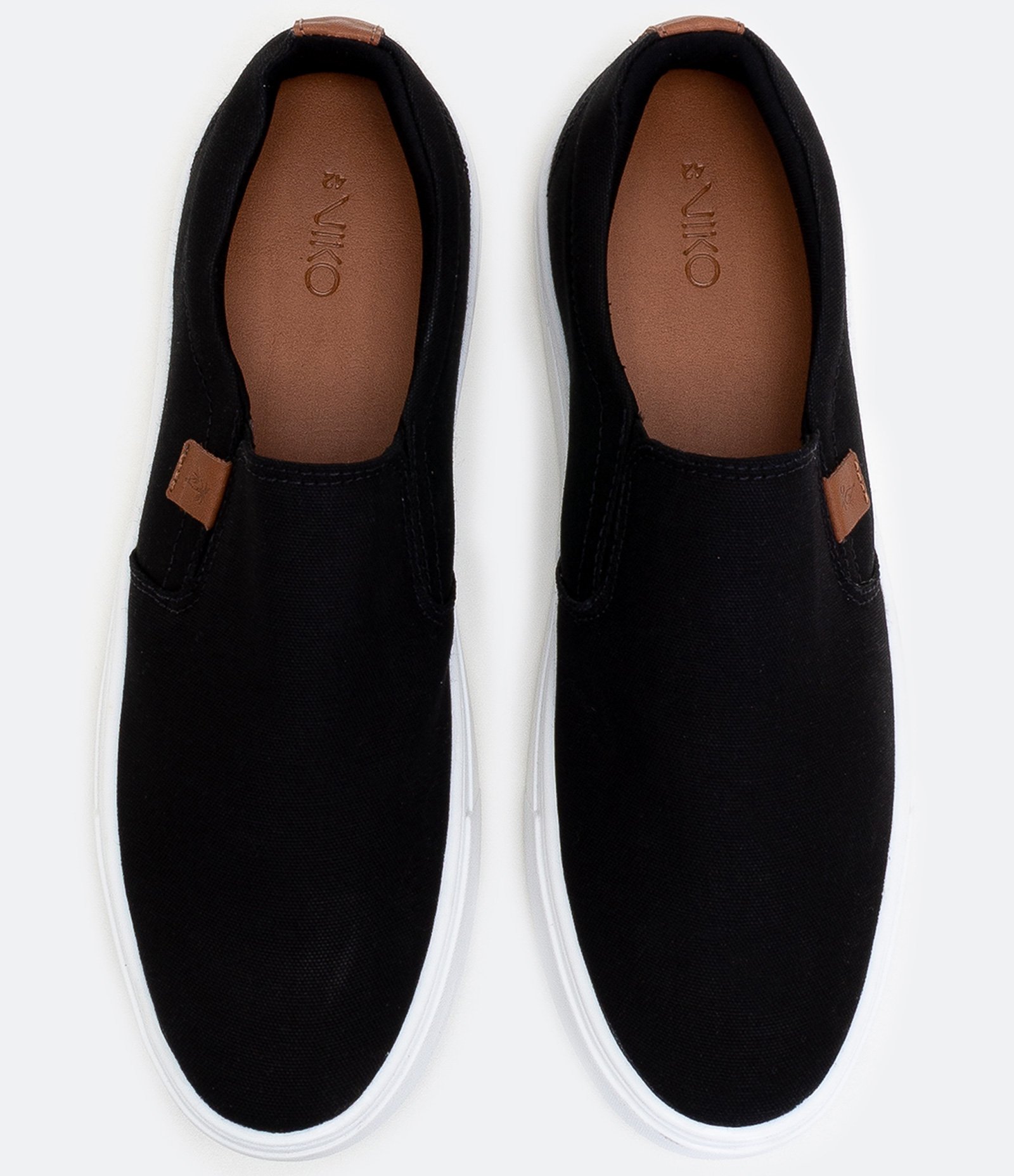 Tênis Slip On com Recortes e Etiqueta Aplicada Preto 4