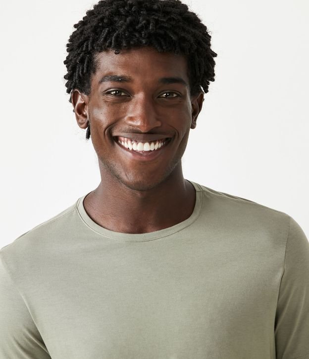 Camiseta Slim Básica em Algodão Peruano com Gola Redonda Verde 4