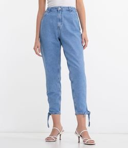 Calça Mom Jeans Lisa com Abertura e Amarração na Barra