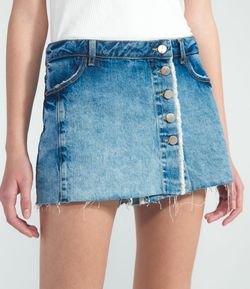 Short Saia Jeans Liso com Barra Desfiada e Botões