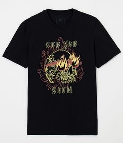 Camiseta de Manga Curta com Estampa de Caveira no Fogo