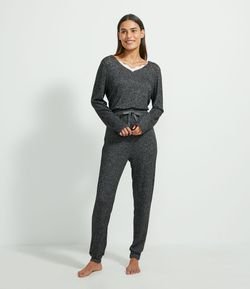 Pijama Longo em Tricô com Detalhe em Renda