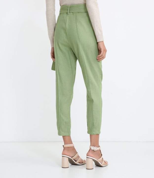 Pantalón Zanahoria en Viscolino sin Estampa con Cinturón y Hebilla Verde 2