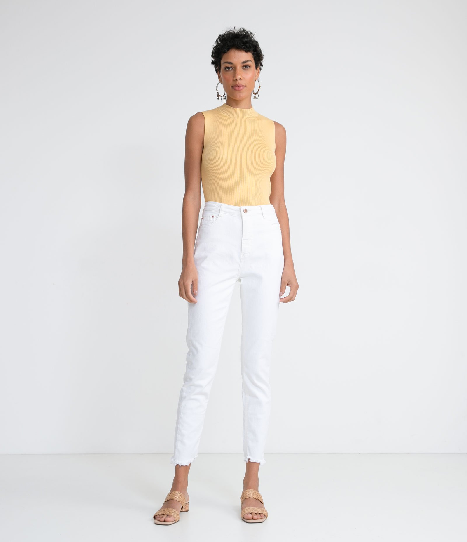 Blusa Regata em Tricô Canelada com Gola Halter e Alça Larga Amarelo 4