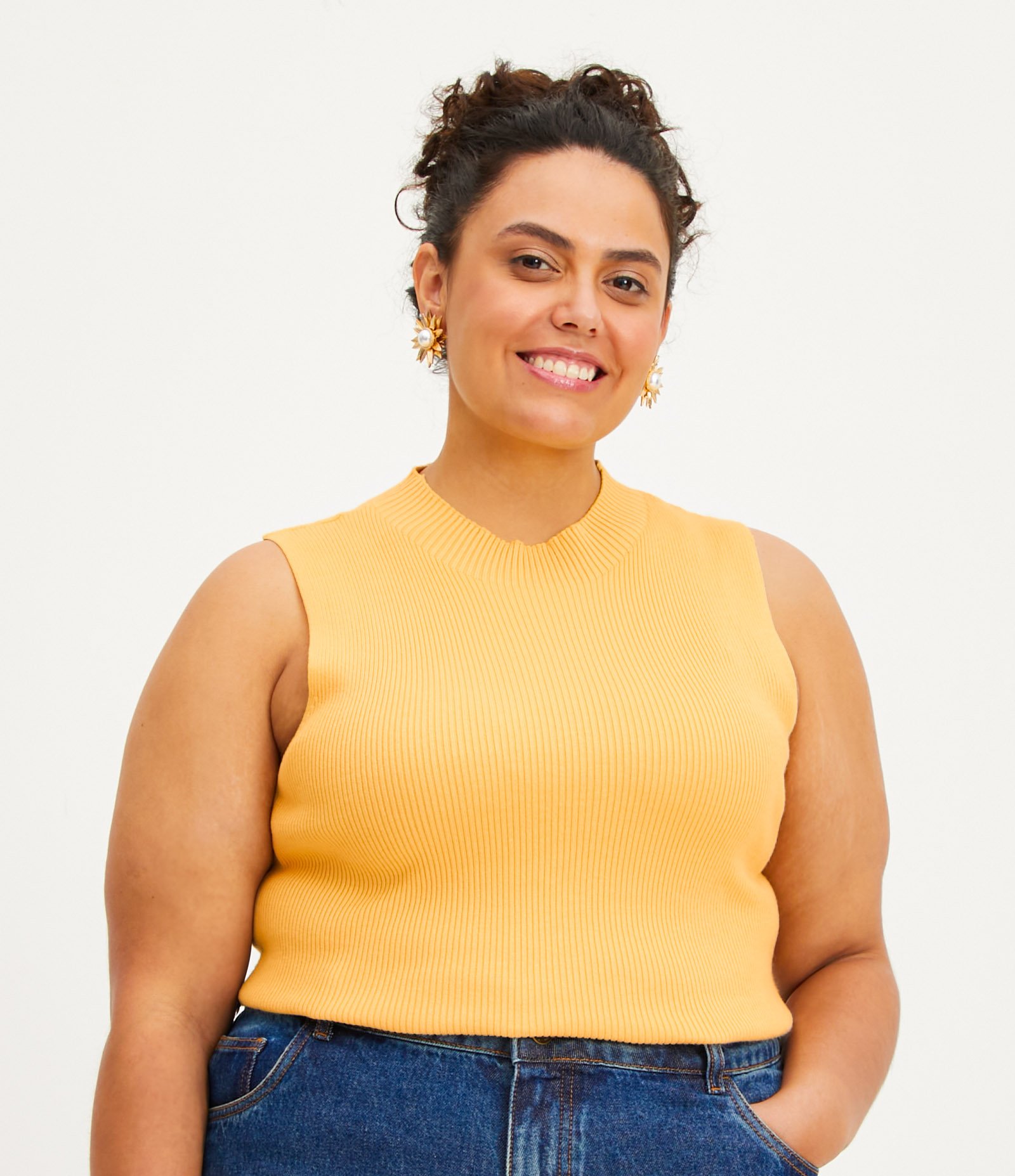 Blusa Regata em Tricô Canelada com Gola Halter e Alça Larga Amarelo 1