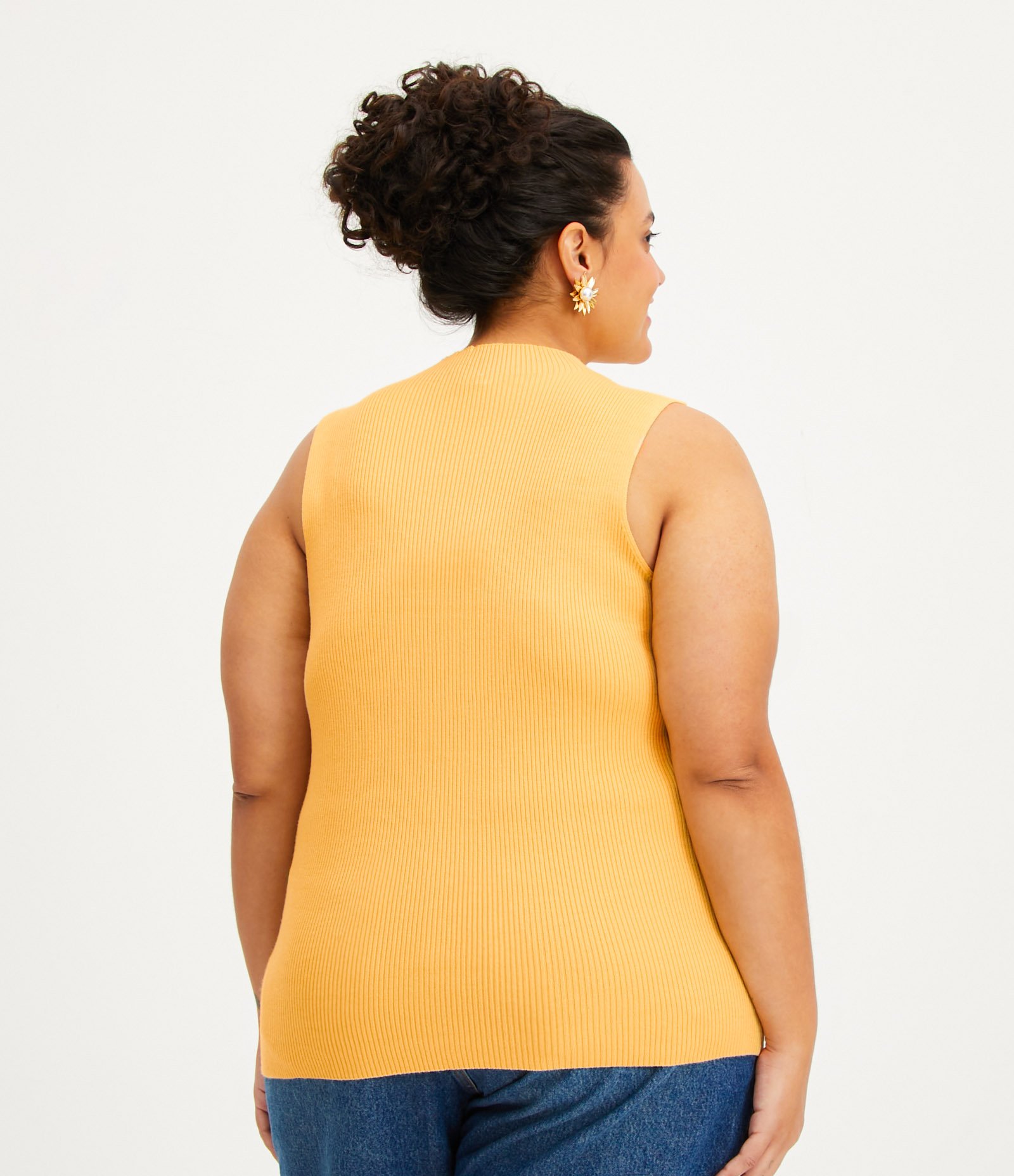 Blusa Regata em Tricô Canelada com Gola Halter e Alça Larga Amarelo 2