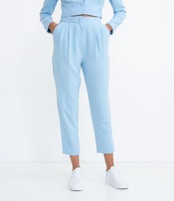 Calça Cenoura Alfaiataria em Linho com Pregas