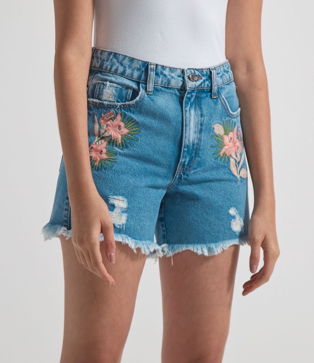 Short Boyfriend Jeans com Bordado Color e Puído Menor preço em Short Boyfriend Jeans com Bordado Color e Puído