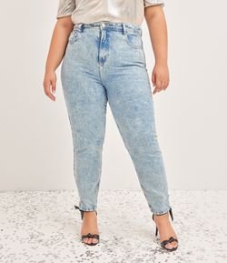 Calça Mom Jeans Lisa com Tachas Curve & Plus Size