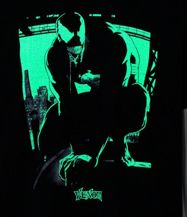 Camiseta Regular em Meia Malha com Estampa Venom Brilha no Escuro Preto 7