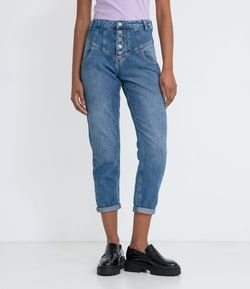 Calça Mom Pala Frontal com Recortes e Botões em Jeans  