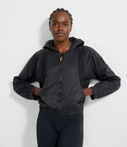 Jaqueta Leve Quebra Vento Esportiva em Poliamida com Capuz e Estampa nas Costas