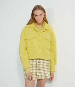 Jaqueta Curta Peludinha com Bolsos Frontais de Lapela