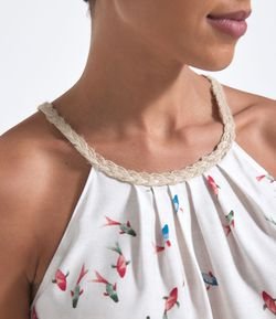 Blusa Regata com Trançado no Decote Estampada 