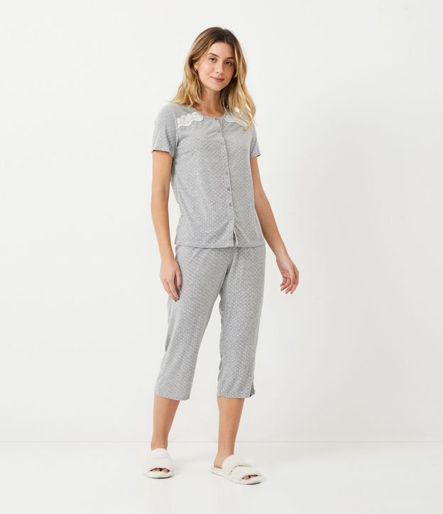 Pijama em Viscolycra com Blusa Manga Curta e Calça Capri Cinza 1