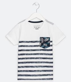 Camiseta Infantil com Bolsinho Estampado e Listras Irregulares - Tam 5 a 14 anos