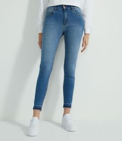 Calça Skinny Jeans com Modelagem Anatômica