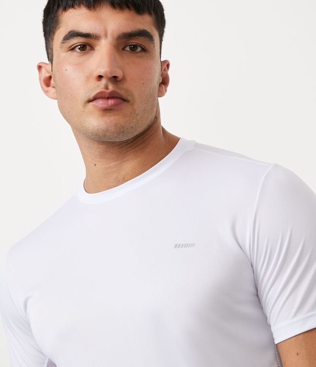 Camiseta Esportiva em Dry Fit com Recortes e Detalhes Refletivos Branco 4
