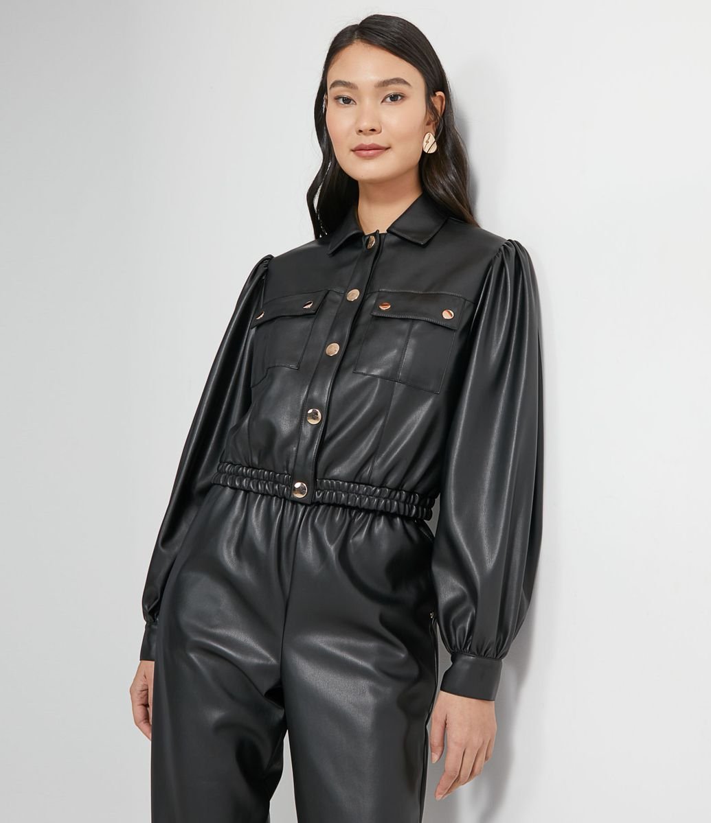 Jaqueta leve em material sintético com mangas bufantes e botões metalizados pretos
