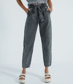 Calça Baggy Jeans Marmorizada com Pregas e Cinto Faixa