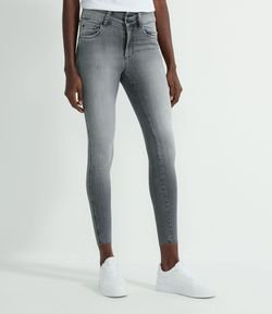 Calça Skinny Jeans Lisa com Cós Largo
