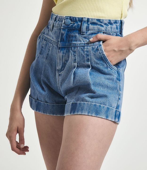Short Mom Jeans com Pregas Frontais e Botão Forrado - Cor: Azul - Tamanho: 36