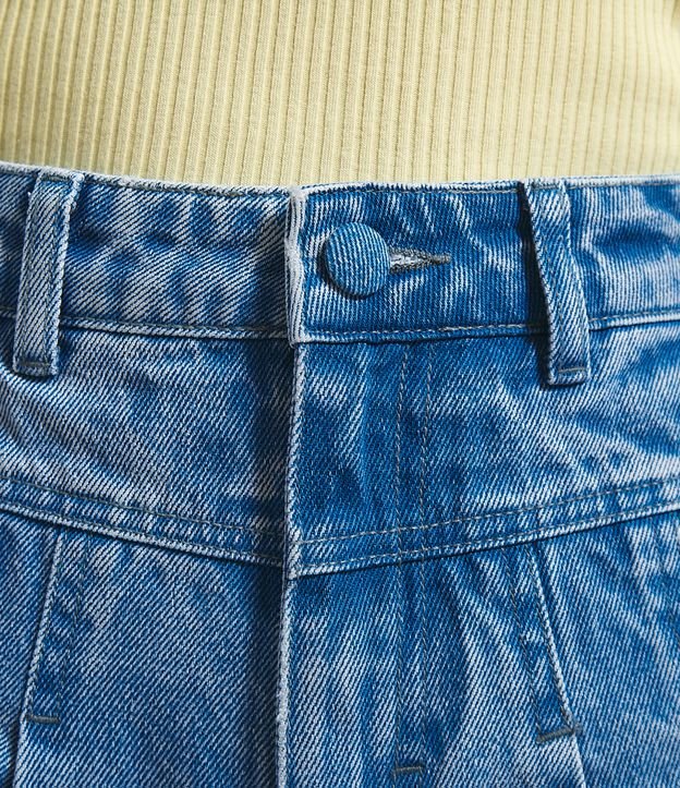 Short Mom Jeans com Pregas Frontais e Botão Forrado Azul 4