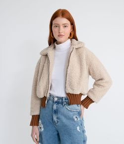 Jaqueta Curta Peludinha com Ribana nos Punhos e Barra