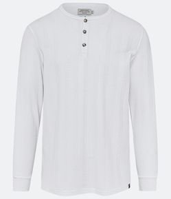 Camiseta Regular em Algodão com Textura e Botões na Gola