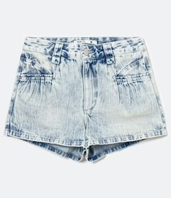 Short Jeans Delavê Liso com Bolso Quadrado e Preguinhas