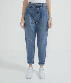 Calça Mom em Jeans com Pregas e Botão de Pressão Transpassado
