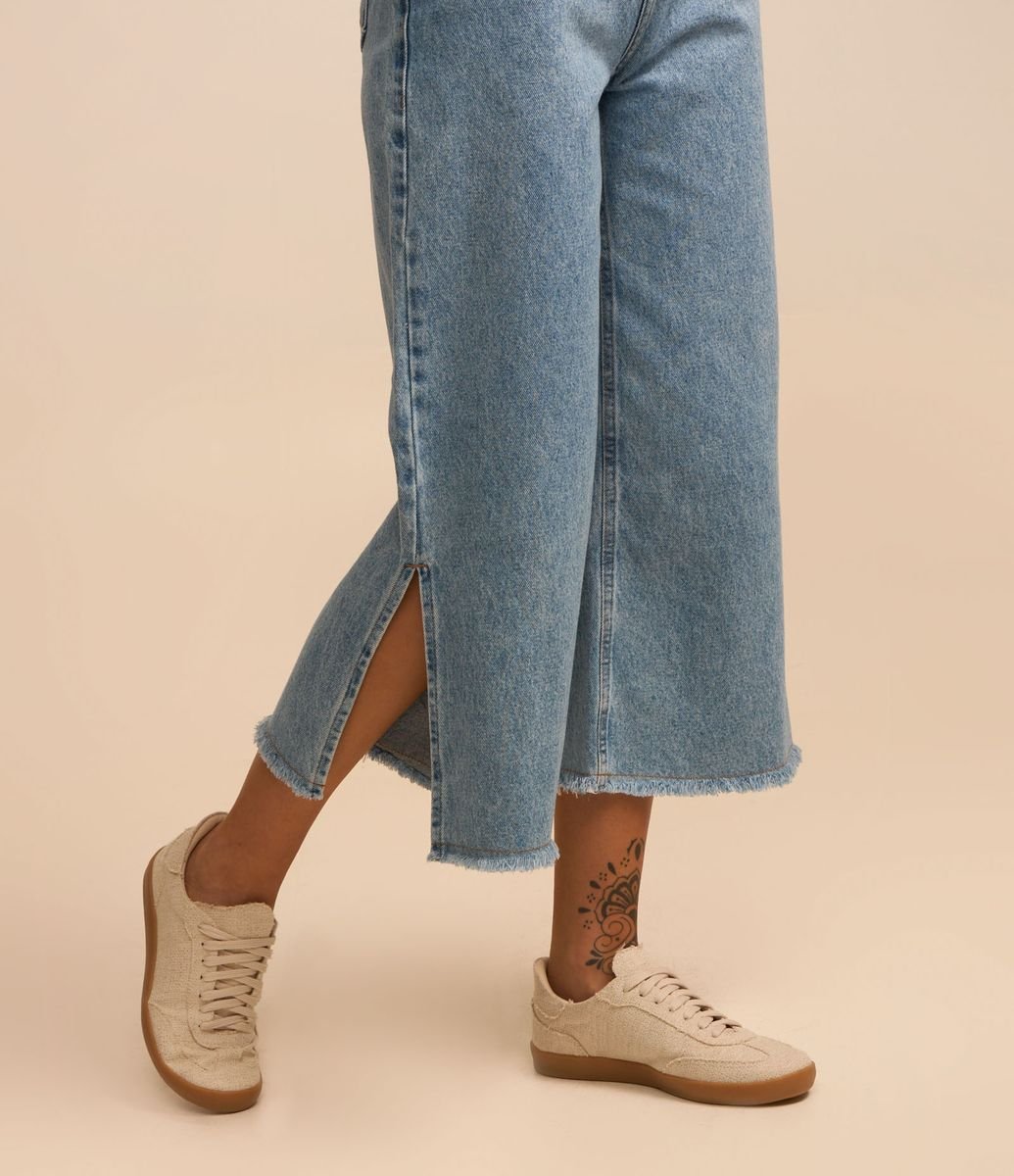 Calça Pantacourt Jeans com Abertura na Lateral e Barra a Fio Azul