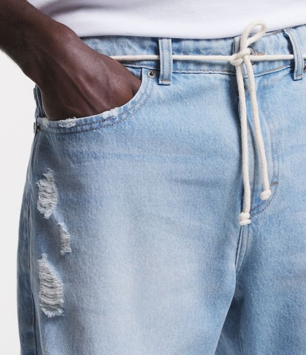 Bermuda Slim Jeans com Rasgos Destroyed e Barra Desfiada Azul Claro 4