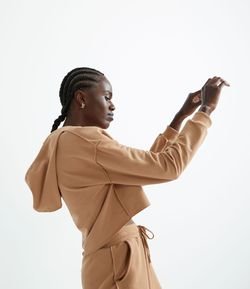 Blusão Cropped em Moletom com Capuz