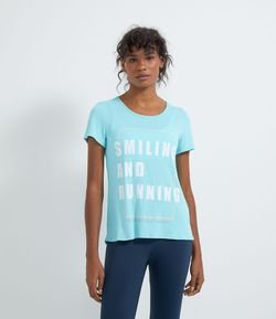 Camiseta Esportiva com Abertura nas Costas Estampa Smiling and Running