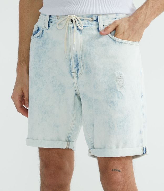 Bermuda Jeans Slim com Puídos - Cor: Azul - Tamanho: 48