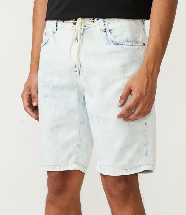 Bermuda Jeans Slim com Puídos Azul 2
