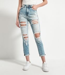 Calça Mom Jeans com Rasgos e Barra Dobrada