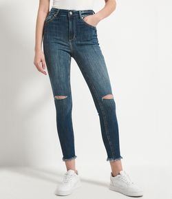 Calça Jeans Skinny com Navalhados nos Joelhos e Barra Desfiada